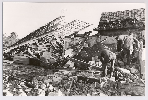 Vandaag precies 55 jaar geleden trok een #windhoos over #Tricht, liet een spoor van vernieling achter, doodde 5 mensen en verwondde tientallen.  In de archieven zijn veel verslagen, foto's, krantenartikels en nog veel meer te vinden over deze ramp. 
regionaalarchiefrivierenland.nl/in-een-paar-mi…