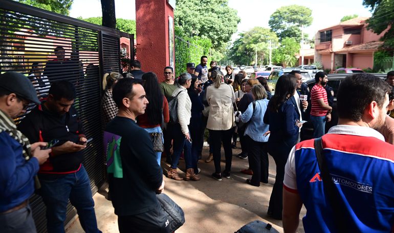 robertoperezpy's tweet photo. 🗞️Caso: Abuso en Colegio de Lambaré.

📞"La fiscalía recibe la denuncia de una señora diciendo que su hijo fue abusado dentro del colegio, la fiscalía inicia la investigación y allanan el colegio". 

🚹Dr. Álvaro Arias, Abogado. 

#PPpy #650AM https://t.co/HgG8WKOW3E