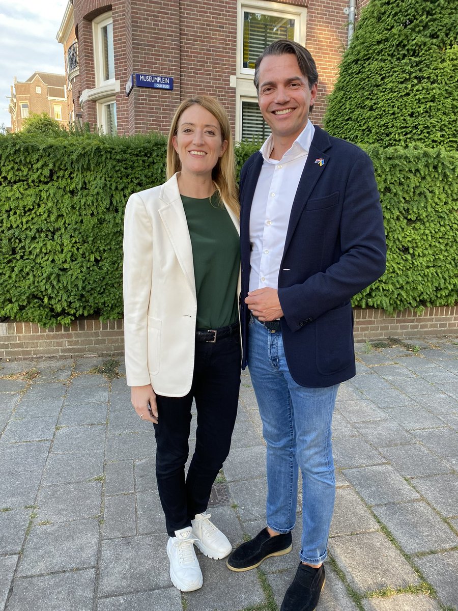 Consulukr's tweet photo. President of the Europarlement @EP_President Roberta Metsola came to the #EmbraceUkraine concert in #amsterdam to show her support to Ukraine.Many Ukrainian artists contributed to this amazing night #kalushorchestra #jamala #verkaserduchka https://t.co/9zu6eb88hV
