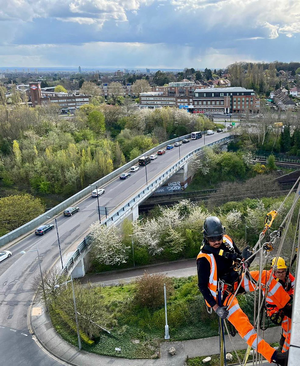 MediaAbseiling's tweet photo. High access installs #ropeaccess #abseiling #buildingadvertising #buildinggraphics #branding #banner #buildingwrap #scaffoldingwrap #events #signage #london #birmingham #manchester #leeds #hull https://t.co/esUakKUZMd