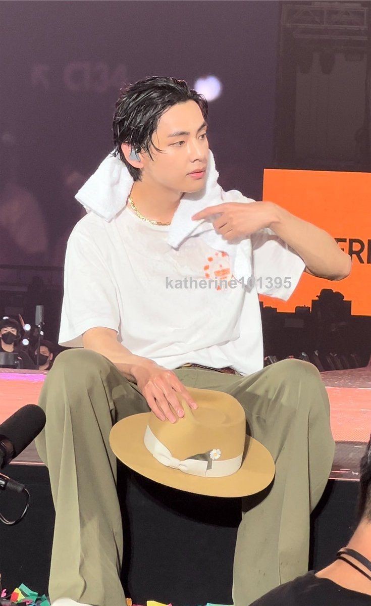 taeluvspace's tweet photo. He looks just like a dream ♡ https://t.co/KCwSSII8P6