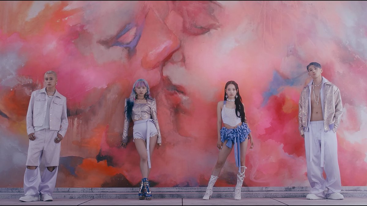 npomvtt's tweet photo. ELES ESTÃO DE VOLTA! KARD finalmente tem o seu comeback com o MV de 'Ring The Alarm', faixa título deliciosa do quinto mini álbum "Re:". 

KARD IS BACK
#KARD #KARD_RingTheAlarm

📎: https://t.co/vhyonYsiVE https://t.co/KInBRRwUAb