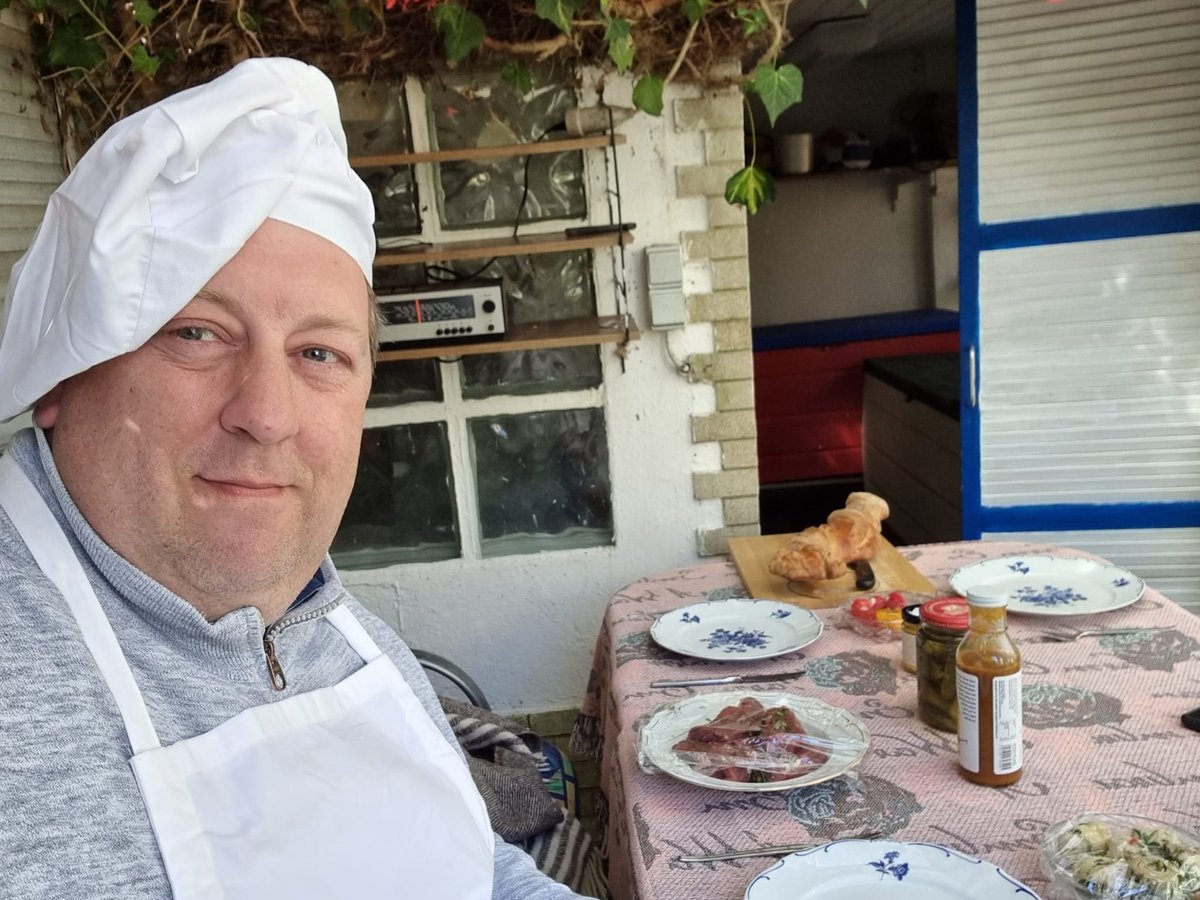 AfDLindemann's tweet photo. "Nachdem der Besuch aus Bayern abgereist ist hat der Maitre den nächsten Punkt auf seiner To-Do-Liste abzuhaken; am Freitag gibts nochmal eine Folge aus der Experimentierküche. Auf besonderen Wunsch einiger Fans der Fraktion "Brote und Brötchen".

https://t.co/bUy8HwJPA1 https://t.co/xPgLQ8Qsva