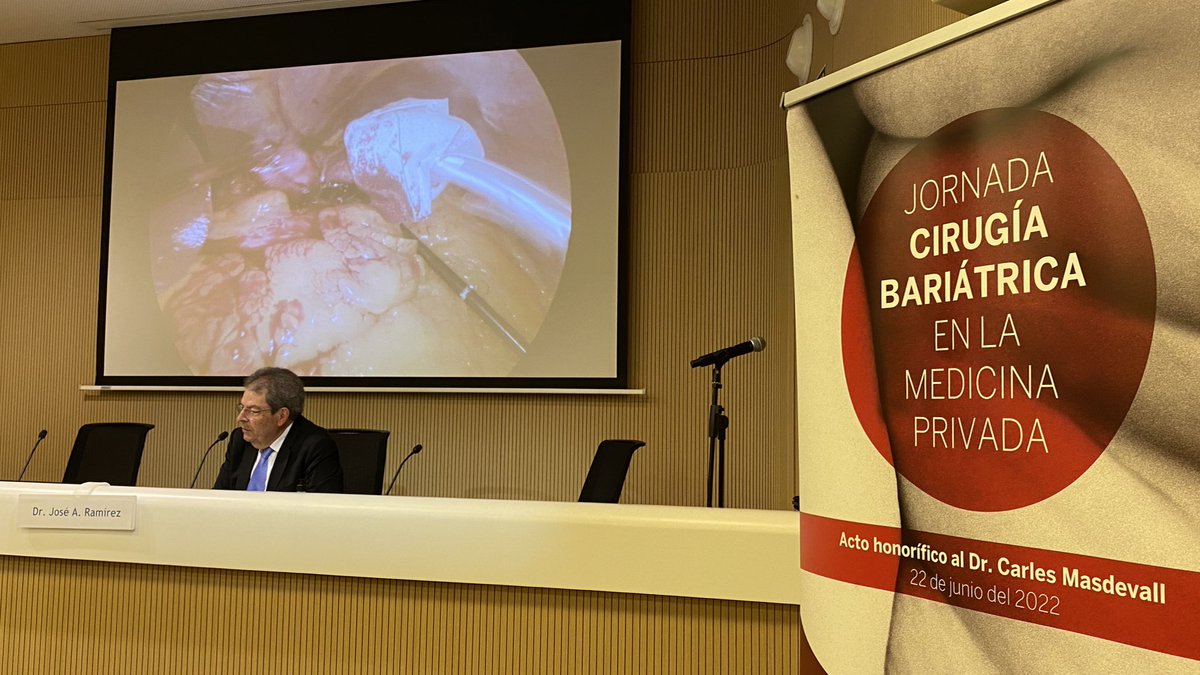 clinicadiagonal's tweet photo. El Dr. José A. Ramírez, presidente del comité científico de @obesidadSECO, retransmite la cirugía en directo del Dr. @gordeju, quien está realizando una #CirugíaBariátrica en los quirófanos de @clinicadiagonal
#Masdevall https://t.co/hm6m0LDh3l