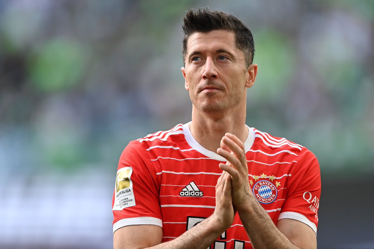 FabrizioRomano's tweet photo. Robert Lewandowski deal. Bayern director Salihamidzic: “Our position is clear: Robert has a contract until the summer of 2023”, tells Bild. 🚨 #FCBayern

“New bid from Barcelona? I'm not thinking about that. I'm expecting to see Robert in training at Säbener Straße on July 12”. https://t.co/AGhGGEnDqS