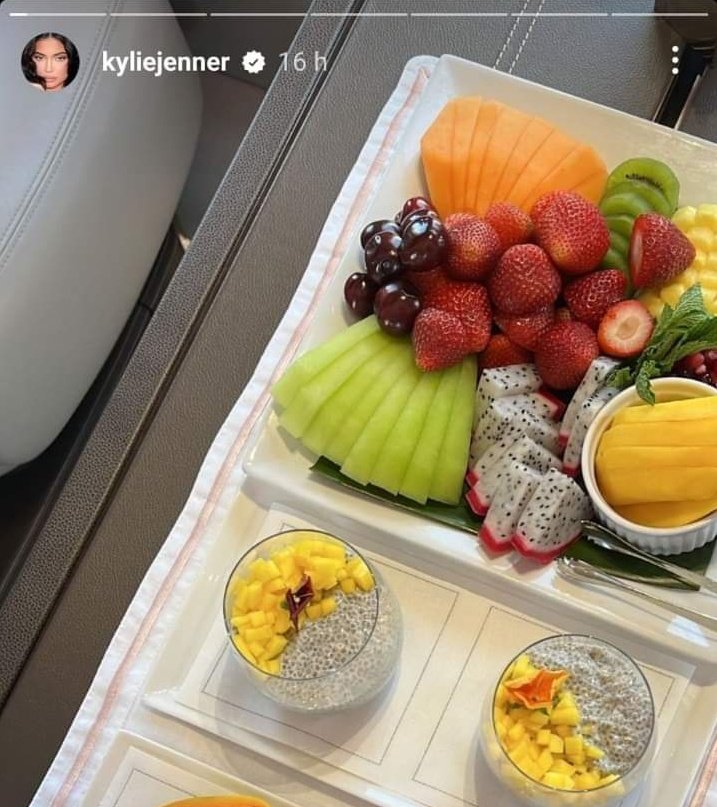 rz_chemist's tweet photo. Minal Khan just posted Kyle Jenners insta story as her own 😂😂😂...
Nai mtlb pakistanio ko tarsana he bas 👀 🙄🤦😅😂
#MinalKhan #KylieJenner https://t.co/P1ivdrcdC6