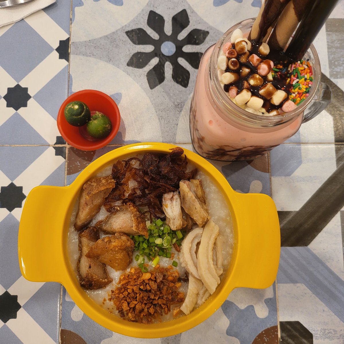 torment101's tweet photo. Sa pagpapatuloy ng #TCSLugawIsEssential #TheConnectSpace Food Era:
Amor Flowers (₱165) + Classic Ice Scramble Overload (₱85) from #Gotobox
Hindi sulit yung ala carte. Go for combo tapos add na lang kayo ng ice scramble. https://t.co/J1PZrUEshU