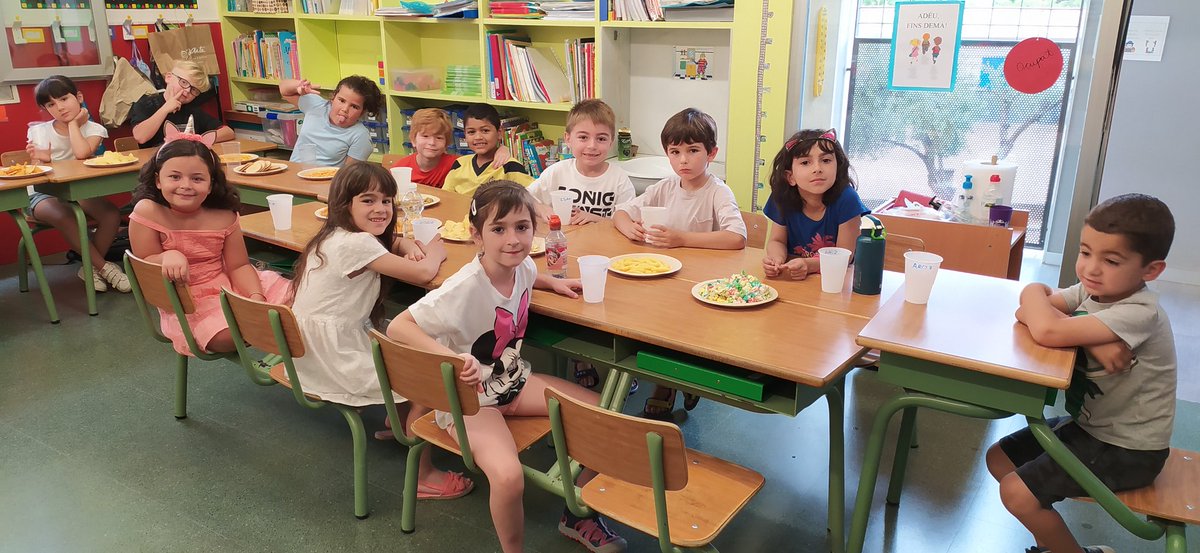joanpacn's tweet photo. Festa de comiat i "pica-pica" per acabar el curs de 1rB. @immaculadahorta Bon estiu a tots i totes!!! ❤❤❤😙😙 https://t.co/vnlxbFCpHn