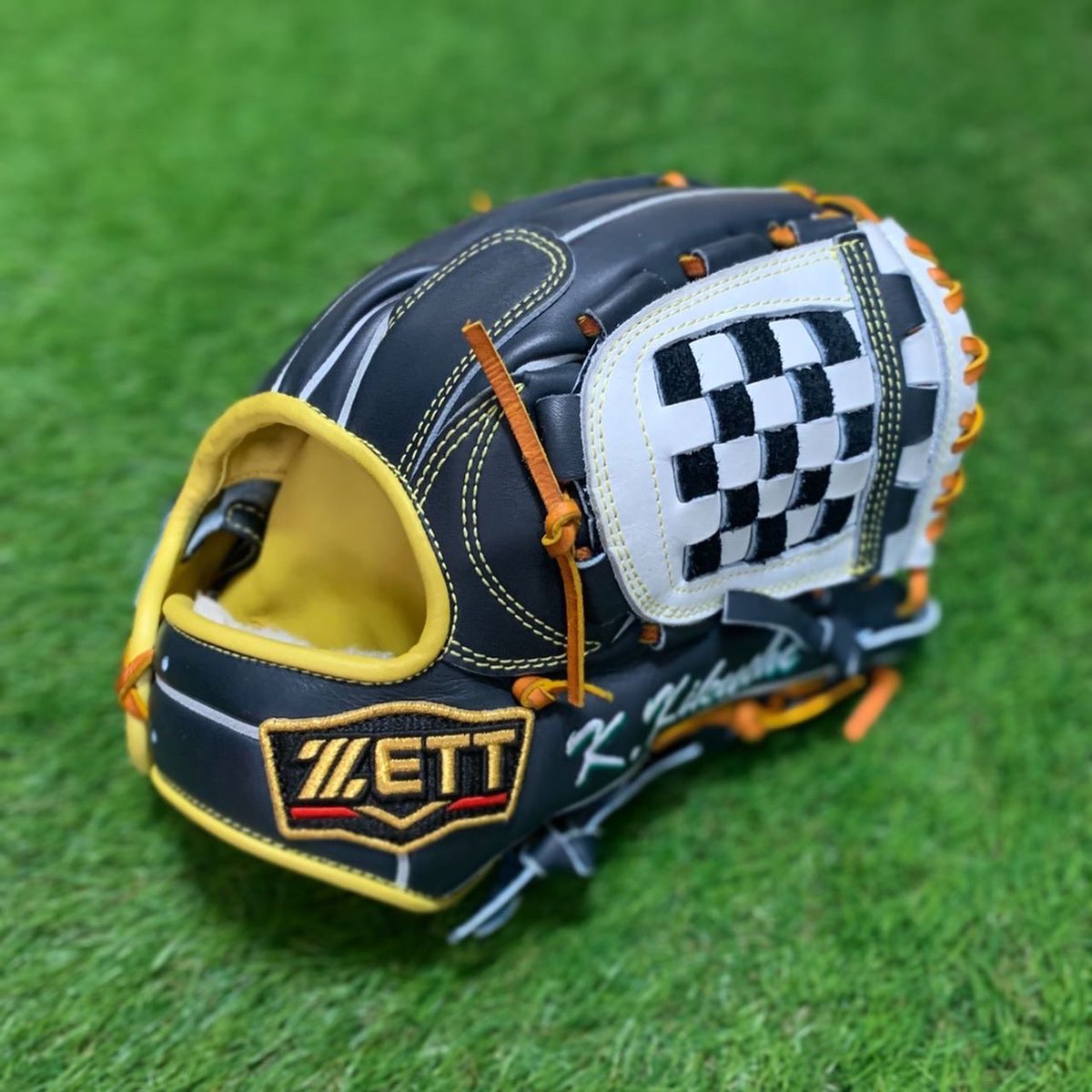 clean_glover's tweet image. 【想像以上に良い】

硬式用のNブラック

この質感はここ最近でも
1番好きかもしれません。

同じZETTの軟式用よりも
軟式球に適していそうなくらい😅

安心安全（?）の源田モデル！

#クリラバメンテ #ZETT
#PROSTATUS #源田モデル