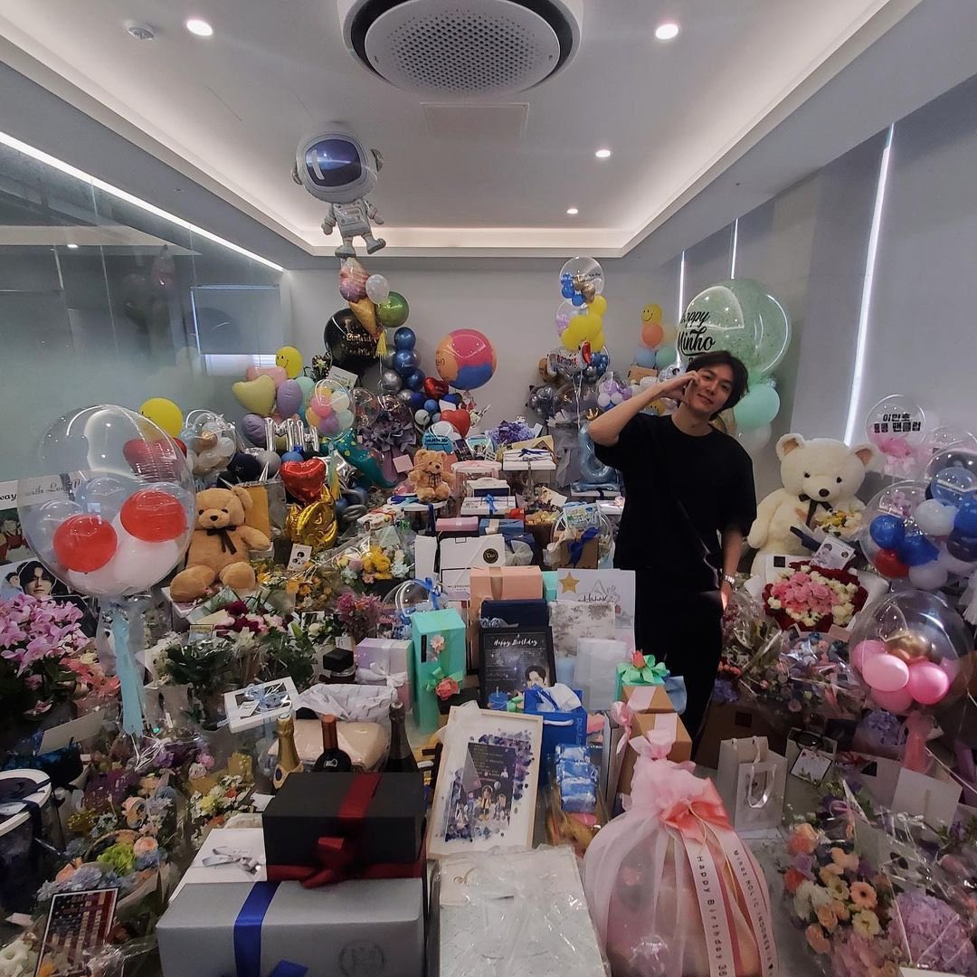 BamBam_AA1's tweet photo. He’s so love. Happy Birthday,Lee Minho 🎉🎉❤️ #LeeMinHo #HappyLeeMinHoDay https://t.co/xNxq6o0vJs