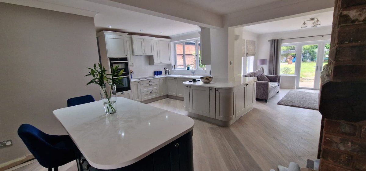 OnTrendKitchens's tweet photo. **Showstopper ALERT!** We are blown away by this painted Cambridge kitchen in Taupe Grey and Midnight Blue. Sent in by our customer @RigidKitchen the kitchen smoothly transitions around different shapes in the room using curved units for a continuous flow. https://t.co/xUwD4mvenD