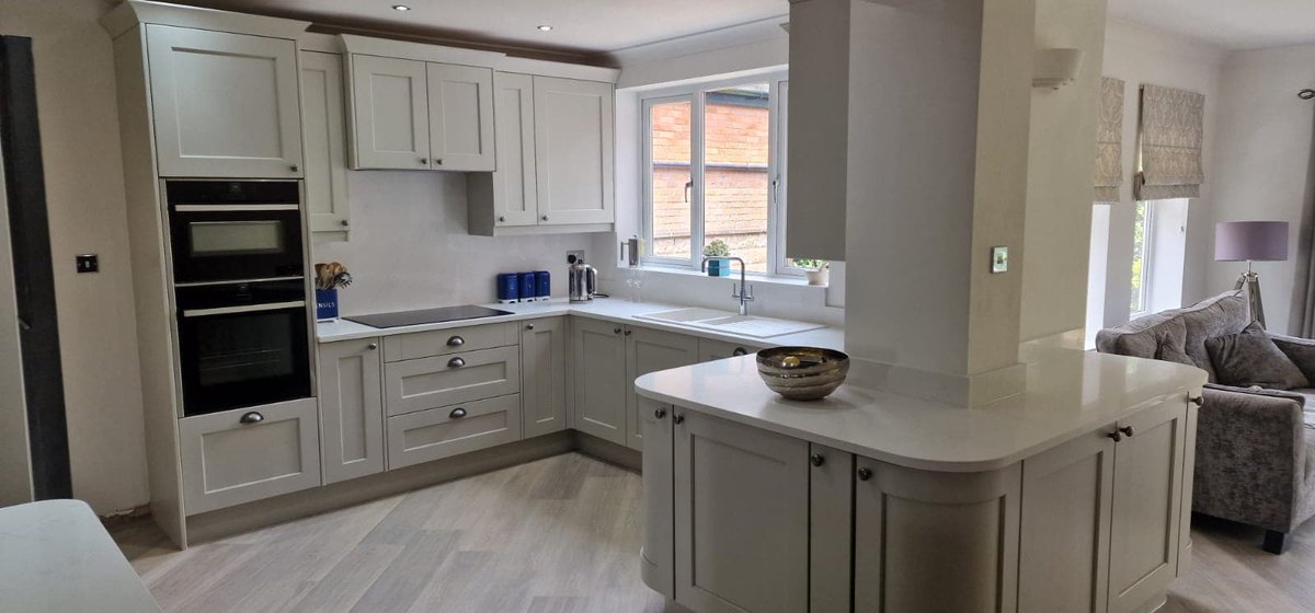 OnTrendKitchens's tweet photo. **Showstopper ALERT!** We are blown away by this painted Cambridge kitchen in Taupe Grey and Midnight Blue. Sent in by our customer @RigidKitchen the kitchen smoothly transitions around different shapes in the room using curved units for a continuous flow. https://t.co/xUwD4mvenD