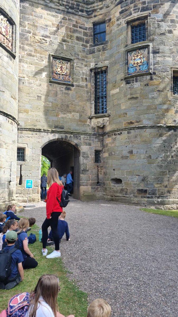 PittenweemPS's tweet photo. Stepping back in time today with P3/4/5 with a visit to @Falkland_Palace The sun is out and the exploring begins! #notquiteoutlanderbutnextdoor #makinghistoryreal https://t.co/8FoIW7G0ym