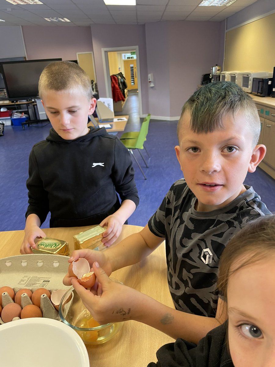 BoghallPSch's tweet photo. Our last Cucumber Cafe🥒of this year, so we just had to😜feed the teachers, & ourselves of course! We chose to make these delicious cinnamon buns & now the whole school smells amazing! 💜 #NurtureGroup #LifeSkills #SharingIsCaring @WL_Equity @WL_STEM https://t.co/JR0LNHUMCR