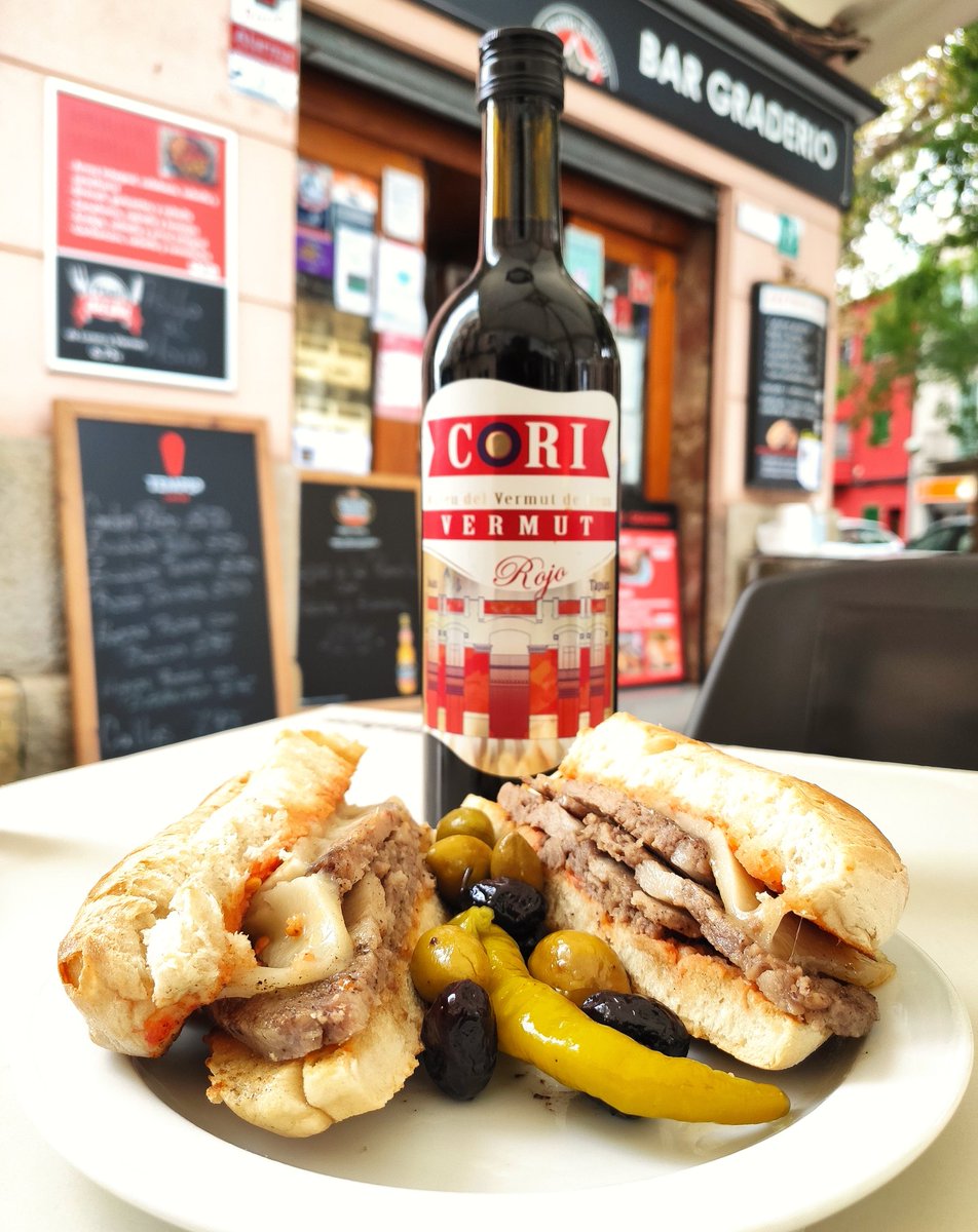 Hora de #vermut i de #llonguet a Bar Graderio.