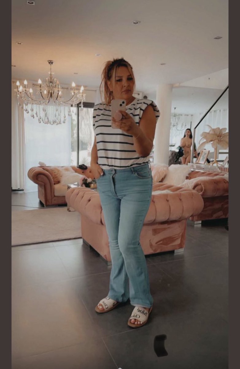 Nhuck12's tweet photo. Mskn Maeva Ghennam sa mère elle c’est dit wow mon outfit il est incroyable😭😭#maevaghennam https://t.co/BTEJCiu2il