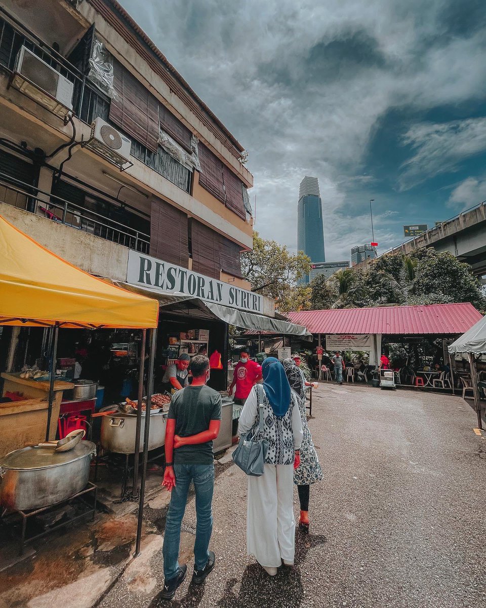 MalaysianFoods's tweet photo. Bukan orang KL kalau tak pernah cuba Sup Lagenda yang dihasilkan oleh air tangan Haji Sururi ini!

📍 Restoran Sururi, Berdekatan Masjid Jamek Alam Shah, Jln Tun Razak, Pudu, 55100 Kuala Lumpur, Wilayah Persekutuan Kuala Lumpur

📷Jalancutisantai https://t.co/V5PoOQ0Wnb