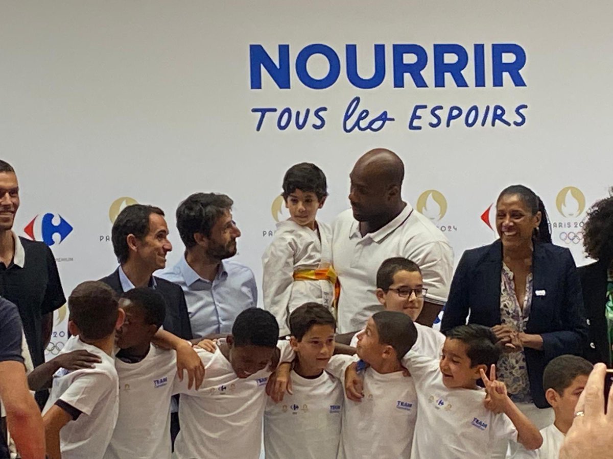 CarolineDassie's tweet photo. Immense fierté que Carrefour soit partenaire des jeux olympiques et paralympiques de Paris 2024. Le bleu blanc rouge de Carrefour va rayonner dans chaque village de France et faire vivre les Jeux olympiques et paralympiques au plus près de nos équipes et de nos clients. https://t.co/O7AfN2e6p0