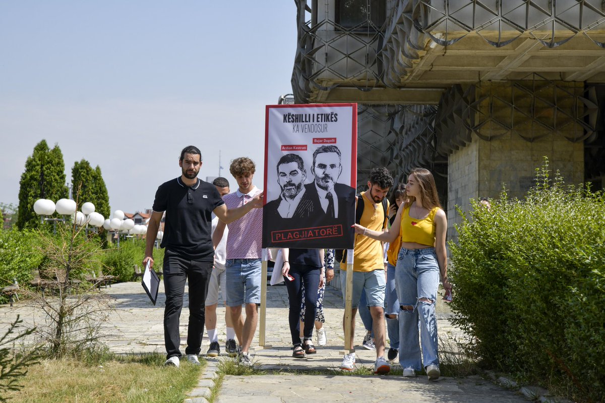 ojq_ORCA's tweet photo. Today ORCA unveiled a banner in the Faculty of Philosophy, denouncing the Council of Ethics’ decision on the plagiarism case of Bujar Dugolli and Ardian Kastrati. The Council of Ethics in UP confirmed that the paper is plagiarized, but proposed lenient measures. https://t.co/UV3YIUGfeB