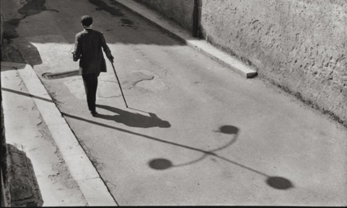 Dal tempo girasol, la meridiana
à chiuso la sua ruota d'ore ombrose;
sul vellutato odoroso delle rose
culla il suo dolore la fontana 

C. #Govoni 

#poesia #poesiaitaliana #leonardfreed #fotografia  #fotografiacontemporanea