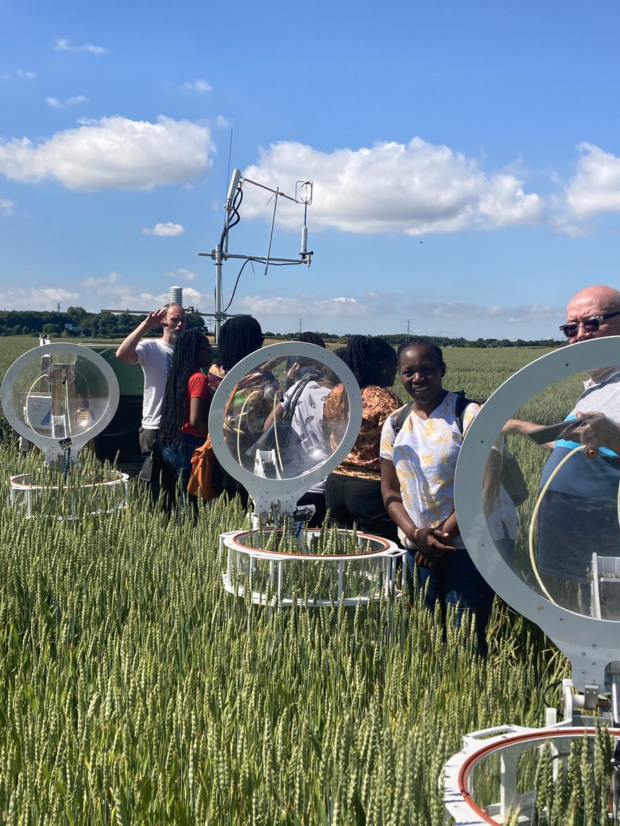 Sharing scientific insights &amp; warm smiles ⁦<a href="/UniversityLeeds/">University of Leeds</a>⁩ farm as we discuss value of ⁦@GlobalFoodLeeds⁩ environmental observatory w/⁦@FSNetAfrica⁩ fellows &amp; mentors w/ ⁦@ClaireHQuinn⁩ ⁦<a href="/SoGLeeds/">Geography at Leeds</a>⁩ ⁦<a href="/abenaboakye13/">Abena Boakye, PhD.</a>⁩ ⁦<a href="/MadzixTshilidzi/">Tshilidzi Madzix</a>⁩