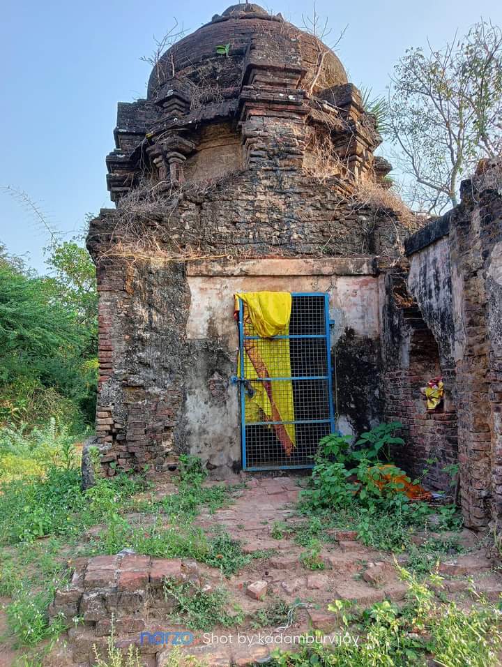Saigeet36566874's tweet photo. Heartwrenching to see the condition of Anaimangalam Shri Mahakaleswarar temple in Nagappattinam dt, TN. This historic place has mentions in copper plates issued by Raja Raja and Kulothunga Chola I. 
Credits to Kadambur Vijay
#SaveTemples #PromoteRuralTemples https://t.co/sZHPMBZEiE