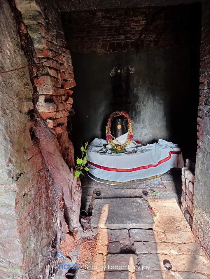 Saigeet36566874's tweet photo. Heartwrenching to see the condition of Anaimangalam Shri Mahakaleswarar temple in Nagappattinam dt, TN. This historic place has mentions in copper plates issued by Raja Raja and Kulothunga Chola I. 
Credits to Kadambur Vijay
#SaveTemples #PromoteRuralTemples https://t.co/sZHPMBZEiE