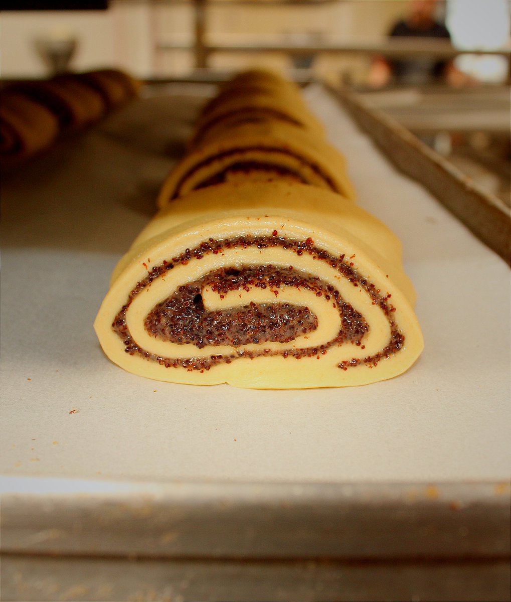 TheBreadskiBros's tweet photo. Today is international chocolate eclair day🥳🎉

But we prefer our poppyseed pastries, so here you are 👇 https://t.co/XBSpCOfAWy