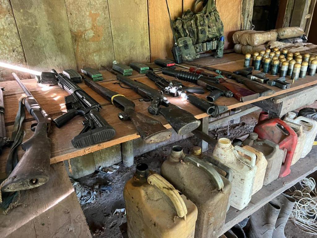 En El Progreso, municipio Páez, Apure, FANB localiza y destruye estructura logística con armas largas y cortas,municiones, explosivos,granadas,acetona y otros pertrechos usados por los TANCOL, para tratar de causar terror en la población en el eje transfronterizo. Vuelvan Caras!!