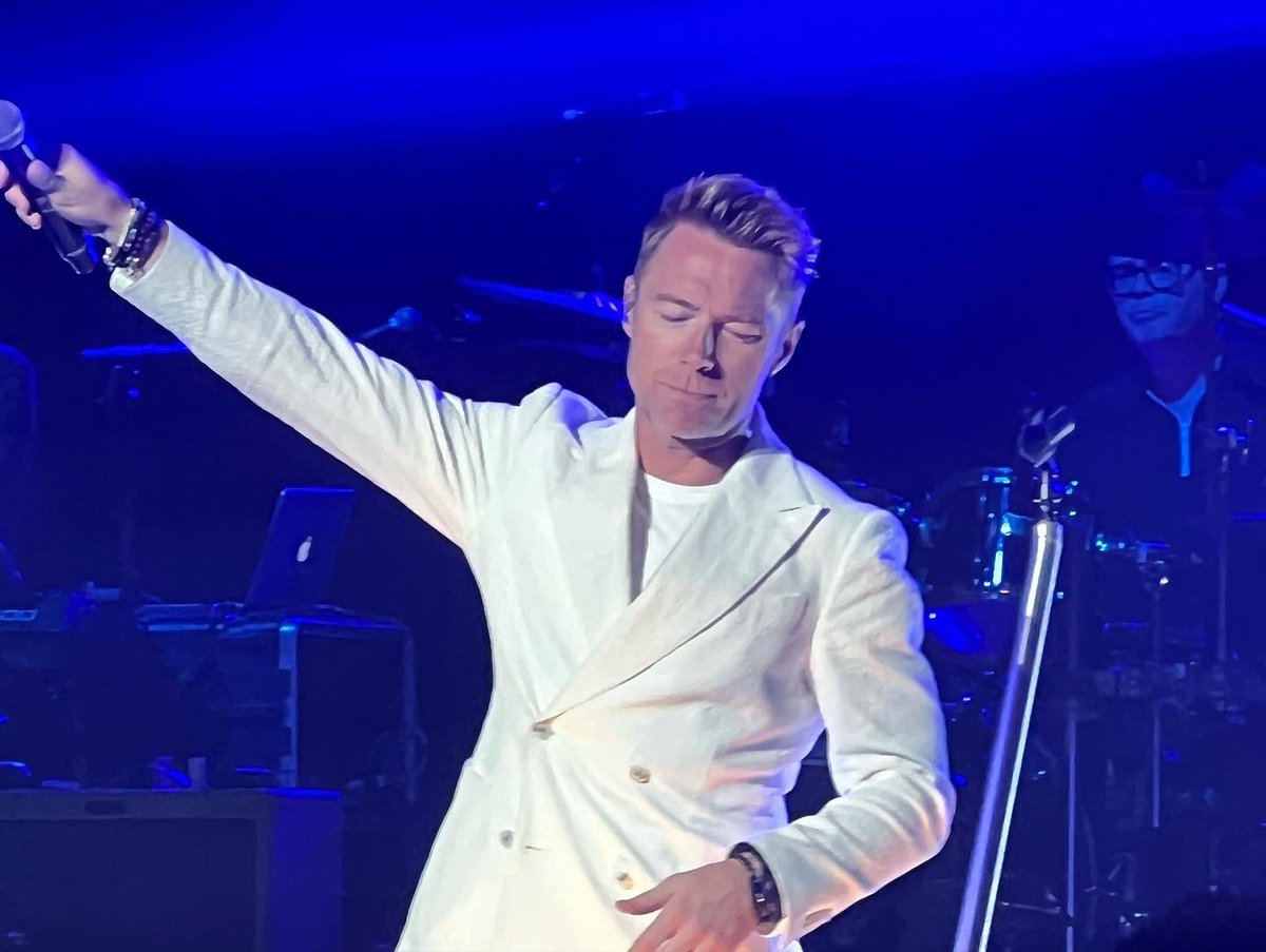 laudavidson's tweet photo. All White on the Night 🤍 @ronanofficial - so worth the 2 year wait! 

Thanks for the birthday present @Emm4Louise - even if I am 3 years older than when I got it 😂 #RonanKeating https://t.co/pUEUnRESpA