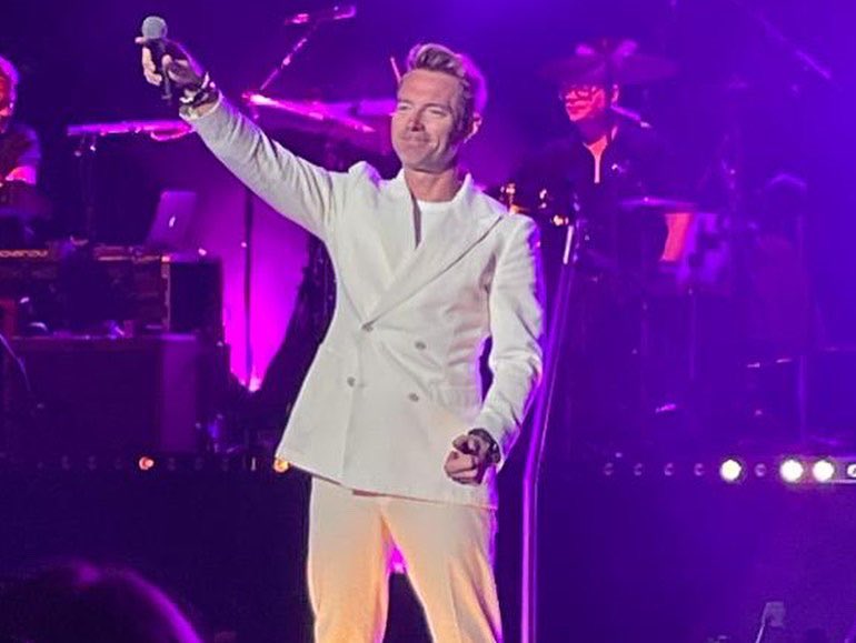 laudavidson's tweet photo. All White on the Night 🤍 @ronanofficial - so worth the 2 year wait! 

Thanks for the birthday present @Emm4Louise - even if I am 3 years older than when I got it 😂 #RonanKeating https://t.co/pUEUnRESpA