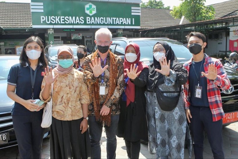 Health workers are a precious resource in the fight against infectious diseases. 

In #Indonesia, <a href="/PeterASands/">Peter Sands</a> met with dedicated health workers &amp; volunteers in the fight against #TB. Thank you for your tireless work.

Together we can #FightForWhatCounts to #EndTB as an epidemic.