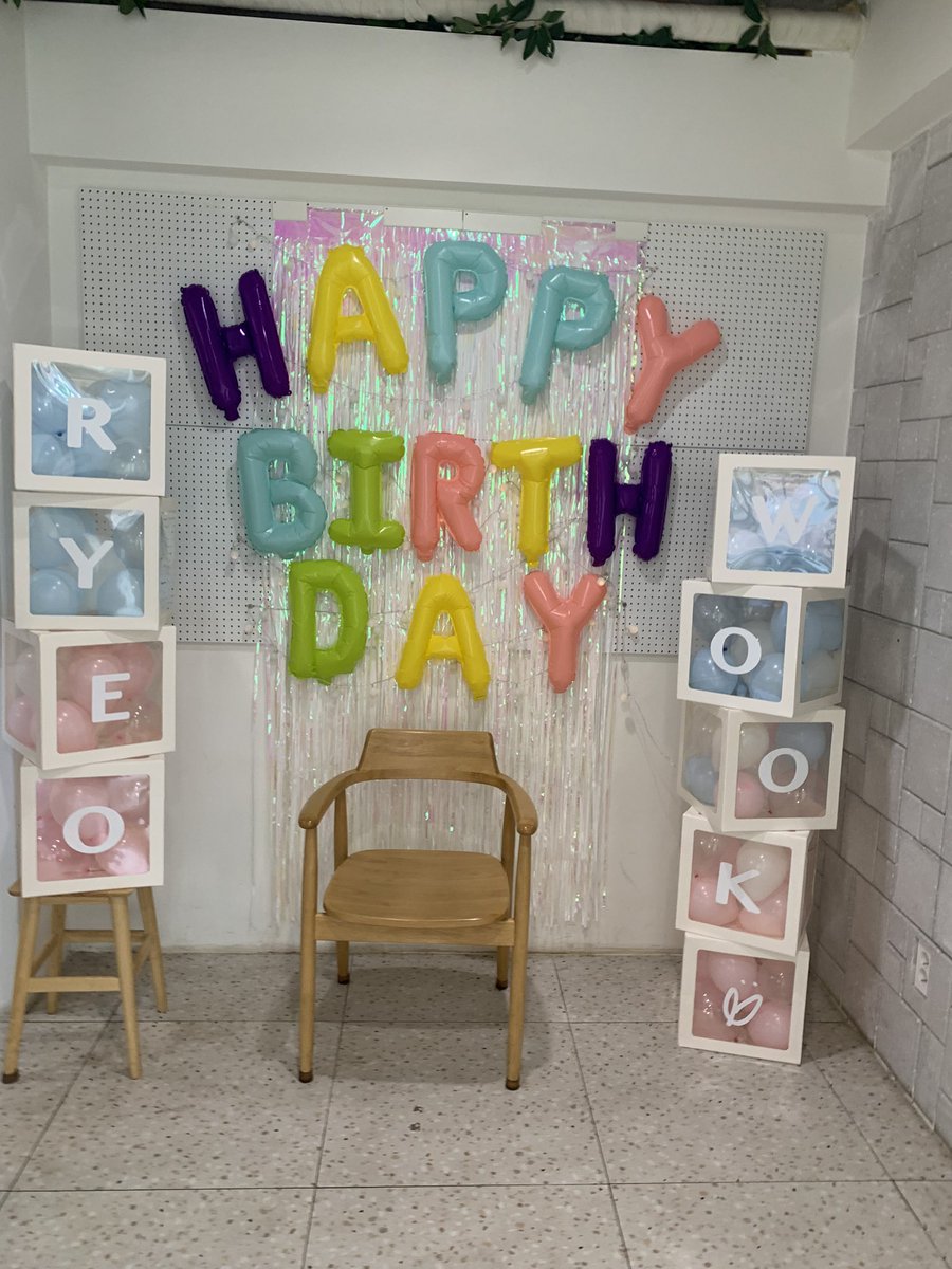 r9bbo's tweet photo. 아이오쓰리
#모두의_려욱_생일축하해 https://t.co/DhItlWNTkv