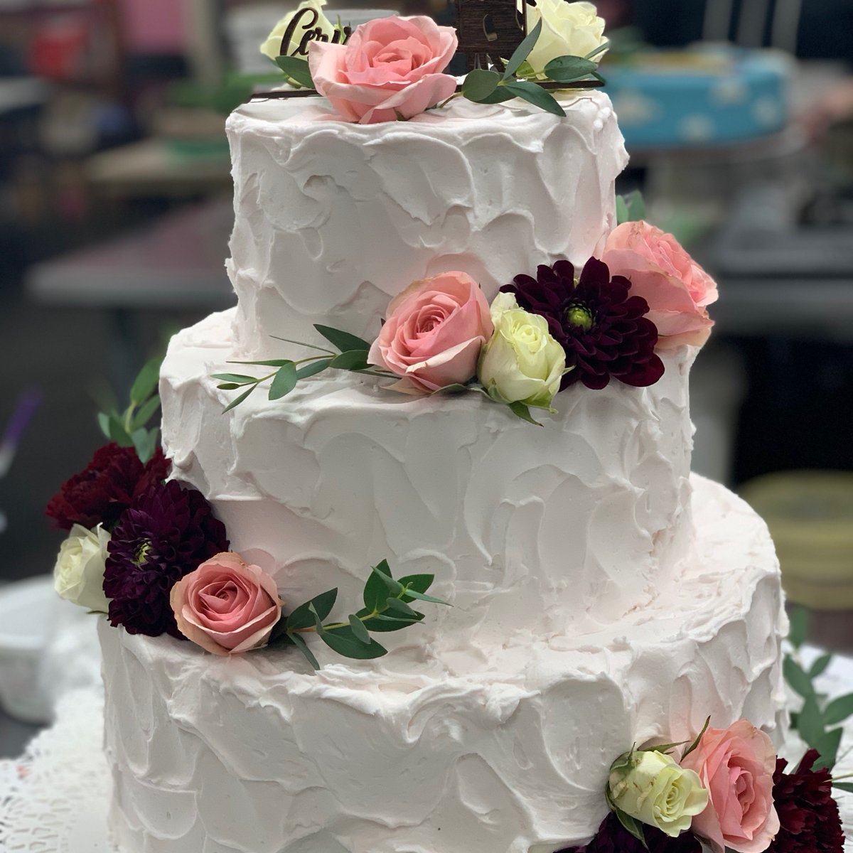 Swirly buttercream this #weddingwednesday !

#weddingcake #cake #buttercream #texture #cakedecorating #homestyle #smallbusiness #sweetnessmatters