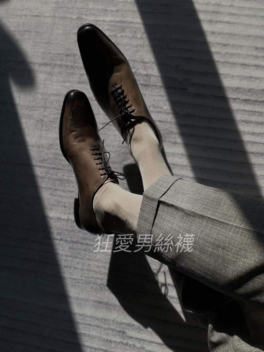 chinasupersheer's tweet photo. 絕版日本鏤空花紋素面絲襪，放大看細節。
Extremely rare, antique Japanese sheer socks. Zoom up to find out the details.

 #mensocks #sheersocks #sheersox  #男絲襪 #男丝袜 #mensocks #dresssocks #suit #suits  #dandy #dandystyle  #classicelegance  #classicsocks https://t.co/zAJjwyjsQt