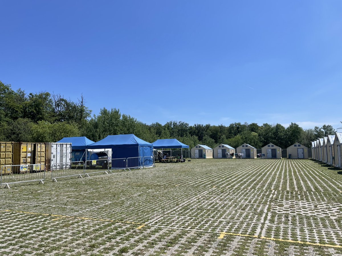 Jesinova_CT's tweet photo. U Ostrovačic na Brněnsku už přitom stanové městečko existuje. Je tam hygienické zázemí, provizorní domky a lidé dostávají 3x denně najíst. Určené je ale pouze pro uprchlíky, kteří teprve čekají na tzv. lustraci. https://t.co/YMOpeeapaW