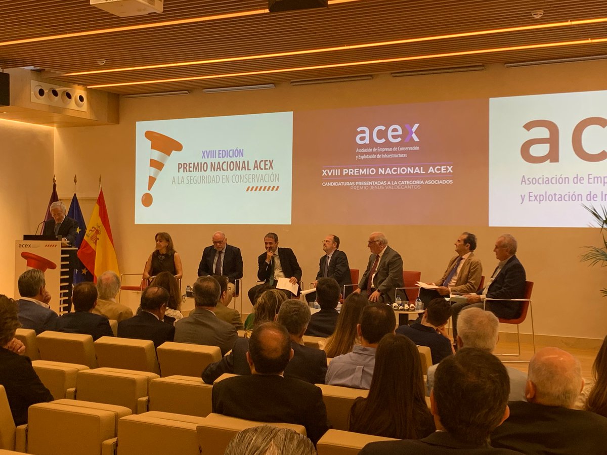 acex_asociacion's tweet photo. Comienza la entrega del XVIII Premio Nacional ACEX #seguridadvial #seguridadlaboral #infraestructuras #carreteras #XVIIIPremioACEX @Colegiocaminos https://t.co/EeSk5DzfZS
