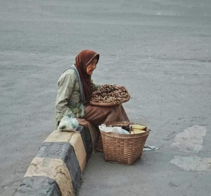 Muhammad_Saewad's tweet photo. Beliau tidak mencari kekayaan, beliau hanya berusaha tidak menyusahkan siapapun dalam hidupnya."

Semoga panjang umur, sehat afiyat, rezekinya lancar, dagangannya laris, yaa mbah.. https://t.co/A6sl2oe4WO