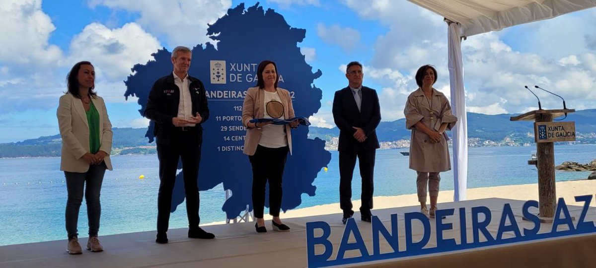 CCamarinas's tweet photo. 🟦 A alcaldesa, Sandra Ínsua, participou esta mañá no acto de entrega de bandeiras azuis no @ConcellodeMarin.
🏖 A praia de Arou volverá a lucir este ano a bandeira e, ademais, o 🎖️ Museo Man de Camelle e o 🎖️ Faro Vilán foron recoñecidos como #CentroAzul. https://t.co/hFLVLaVpt4