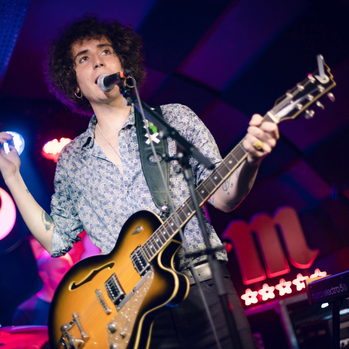 AlejoOficial_'s tweet photo. El viernes nos vemos en #mugacu a las 23,00h, después  @xoellopez y @SMILEisaband
¡Va a ser una noche muy especial en un lugar mágico! https://t.co/qtYub6WHXf