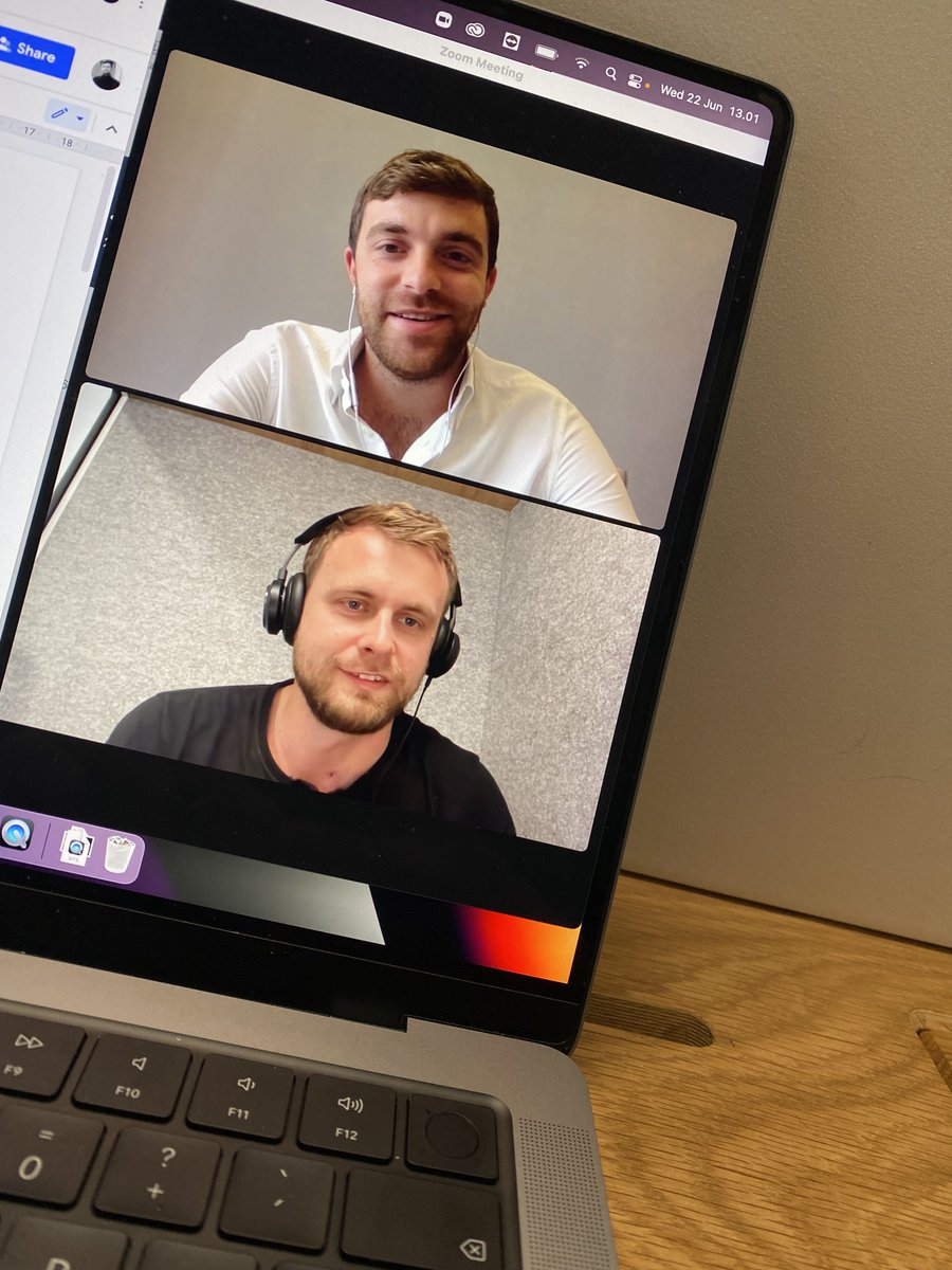 wettfreunde's tweet photo. 🚨🎙️| 𝐇𝐞𝐫𝐞 𝐰𝐞 𝐠𝐨

Heute interviewen wir einen ganz besonderen Gast!

Stellt sicher, dass ihr eure Benachrichtigungen für die nächsten paar Tage aktiviert habt 👀

Wettfreunde 🤝 @FabrizioRomano 

#Transfers #transfernews https://t.co/pfu38hOATW