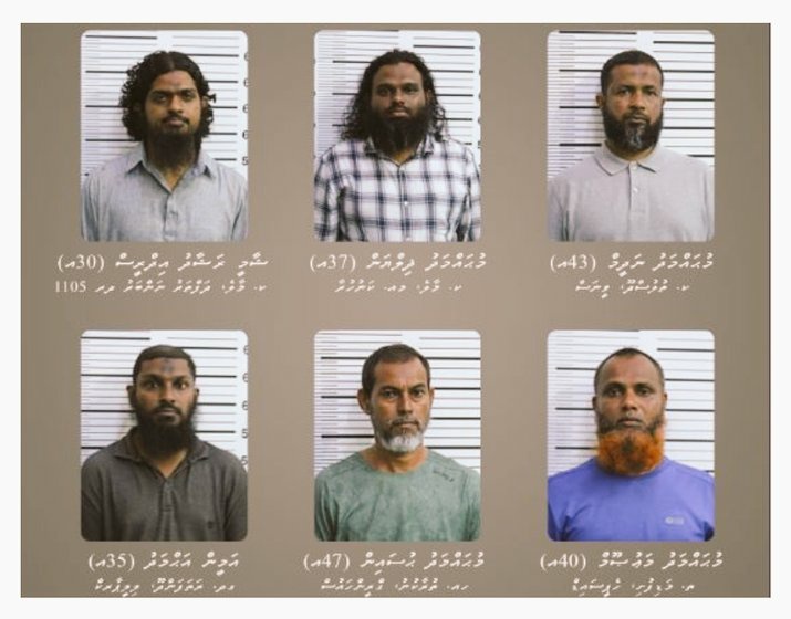 މި ފޮޓޯގައި އެވަނީ ފަސްގަނޑުގެ ބަތަލުންނެވެ. ދިވެހިތާރީހްގައި ލިޔެވިގެންދާނީ ހިންދުތުވާގެ ޓެރެރިސްޓުންގެ ފުރައްސާރައިގެ ކުރިމައްޗަށް ތެދުވި ބަތަލުންގެ ގޮތުގަ. ރާއްޖޭގައި ޔޯގާ ދުވަސް ފާހަގަ ކުރުން ހުއްޓުވި މުޖާހިދުންގެ ގޮތުގަ.