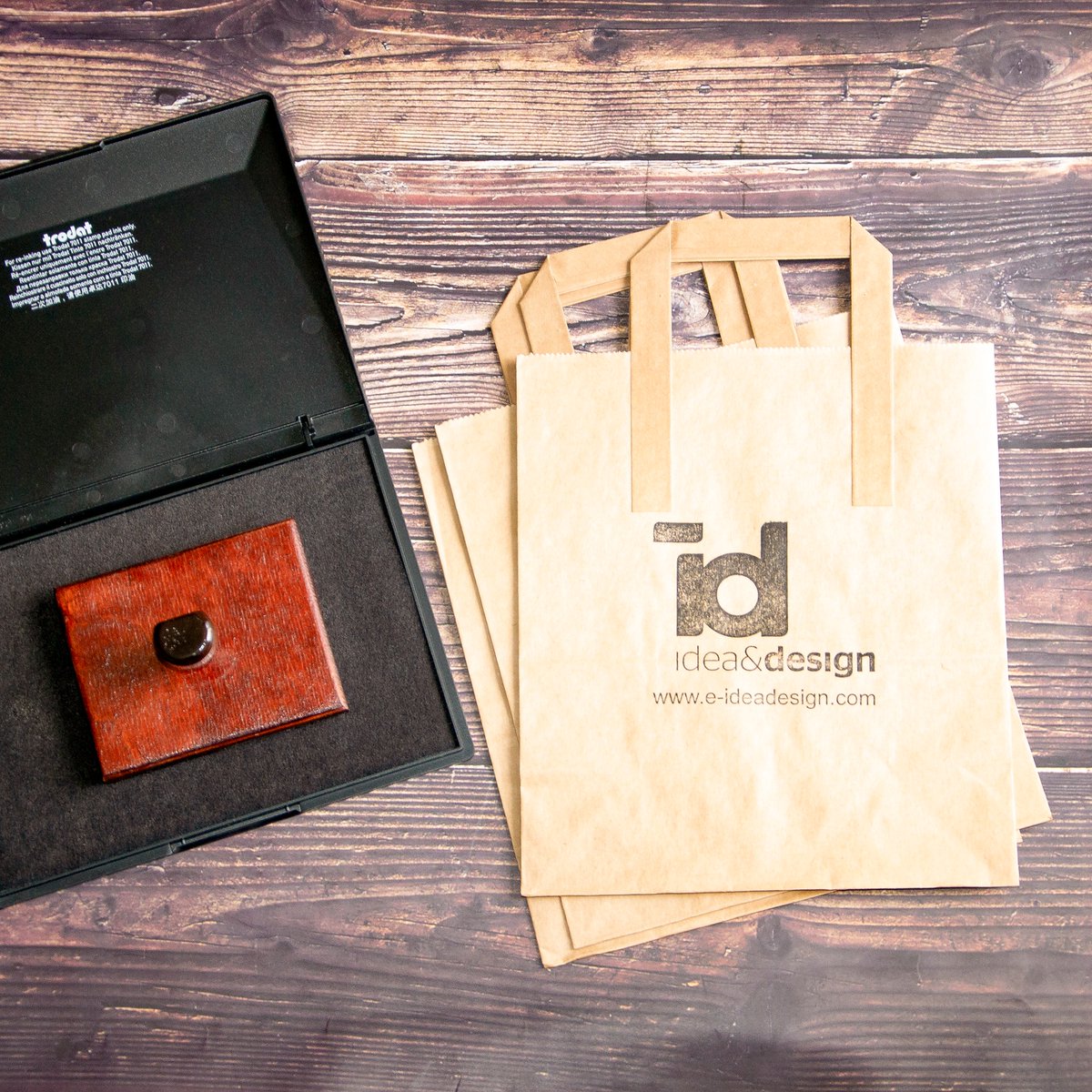 Didelis guminis spaudas su logotipu.
Large rubber stamp with logo.
#Logo #LogoStamp #Antspaudas #Antspaudukai #Stamp #Stamps #Stamping #HandMadeStamp #RubberStamps #StampedLogo #CustomRubberStamp  #Spaudas #PackagingStamp #LabelStamp #StandWithSmall