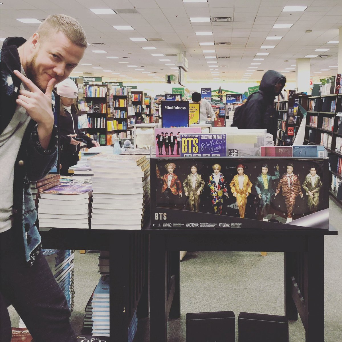 imclemarmy's tweet photo. просто напоминаю, что солист imagine dragons любит бтс и как-то устроил себе марафон их лайвов на ютубе. он был под огромным впечатлением. тот самый сильный арми.

драконы всегда были любовью. https://t.co/Tgcn1KKni6