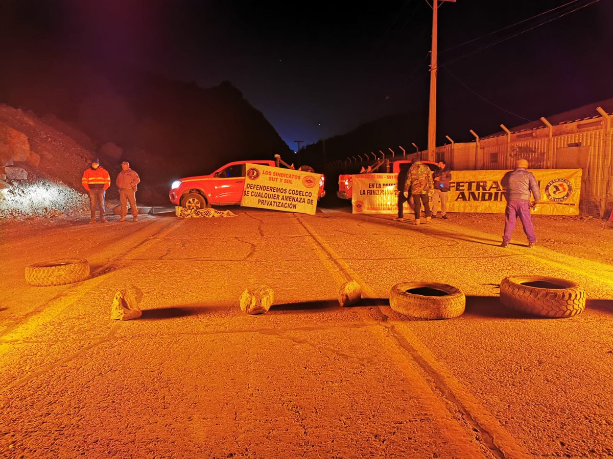 sindicatoSIIL's tweet photo. Sindicatos SIIL y SUT en conjunto se movilizan en apoyo a trabajadores de división Ventanas en paro nacional tras el anuncio de cierre de fundición https://t.co/Q5iUVen47K