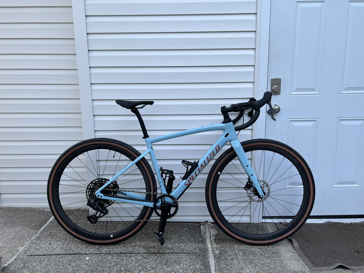 imMarcStar's tweet photo. @bachonk @tdipadova3rd @Bfaviero Hey, I’m selling a 2 month old Diverge expert carbon for 5800 or the frame for 2200 and I have some components for cheap , handle bars , stem and aluminum wheels . I could sell it for 5000 if you don’t need the carbon wheels and prefer the cheaper wheels https://t.co/OwIA2uIpI0