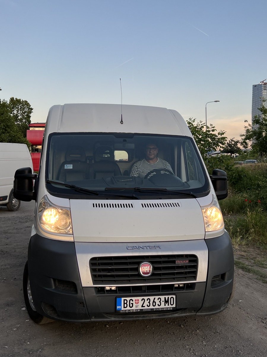 Dragi svi, kupili smo ovog mladića da malo radim(o). Tovarni prostor L-3m, H-1,9m i Š-1,8m. Nosivost 1T. Sve gradske i međugradske relacije dolaze u obzir. Ako želite da sarađujete sa netipičnim kombistom, izvolite u salonu!