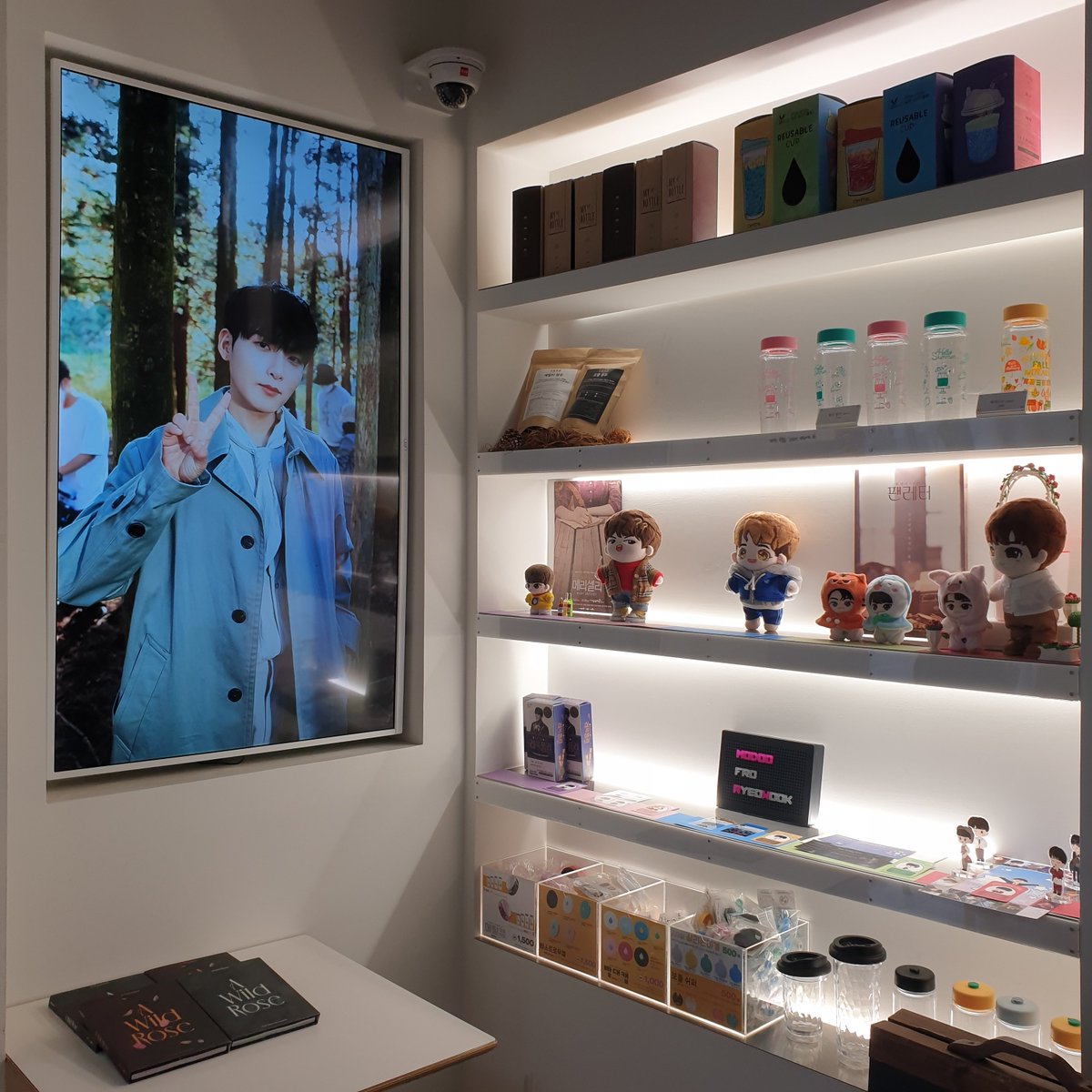 For_R_ong's tweet photo. #모두의_려욱_생일축하해
처음으로 간 생카! 간당간당하게 가서 쁘이님두 만나고 뽑기에서 이쁜 투명포카까지 뽑아서 신이남❣ 크앙이가 쏘옥 들어가는 이뿐 생일컵🥤과 보틀💙 려우기로 가득차있어서 하나하나 구경하는 내내 행복했습니당 :) 구경하다가 만난 제가 선물했던 장미에 깜짝-!!🌹 https://t.co/2cm0RisHQz