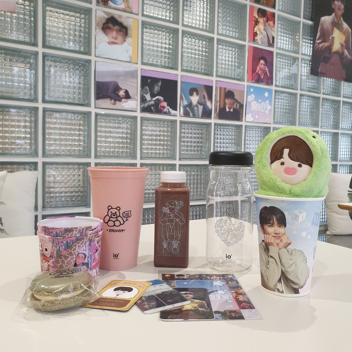 For_R_ong's tweet photo. #모두의_려욱_생일축하해
처음으로 간 생카! 간당간당하게 가서 쁘이님두 만나고 뽑기에서 이쁜 투명포카까지 뽑아서 신이남❣ 크앙이가 쏘옥 들어가는 이뿐 생일컵🥤과 보틀💙 려우기로 가득차있어서 하나하나 구경하는 내내 행복했습니당 :) 구경하다가 만난 제가 선물했던 장미에 깜짝-!!🌹 https://t.co/2cm0RisHQz
