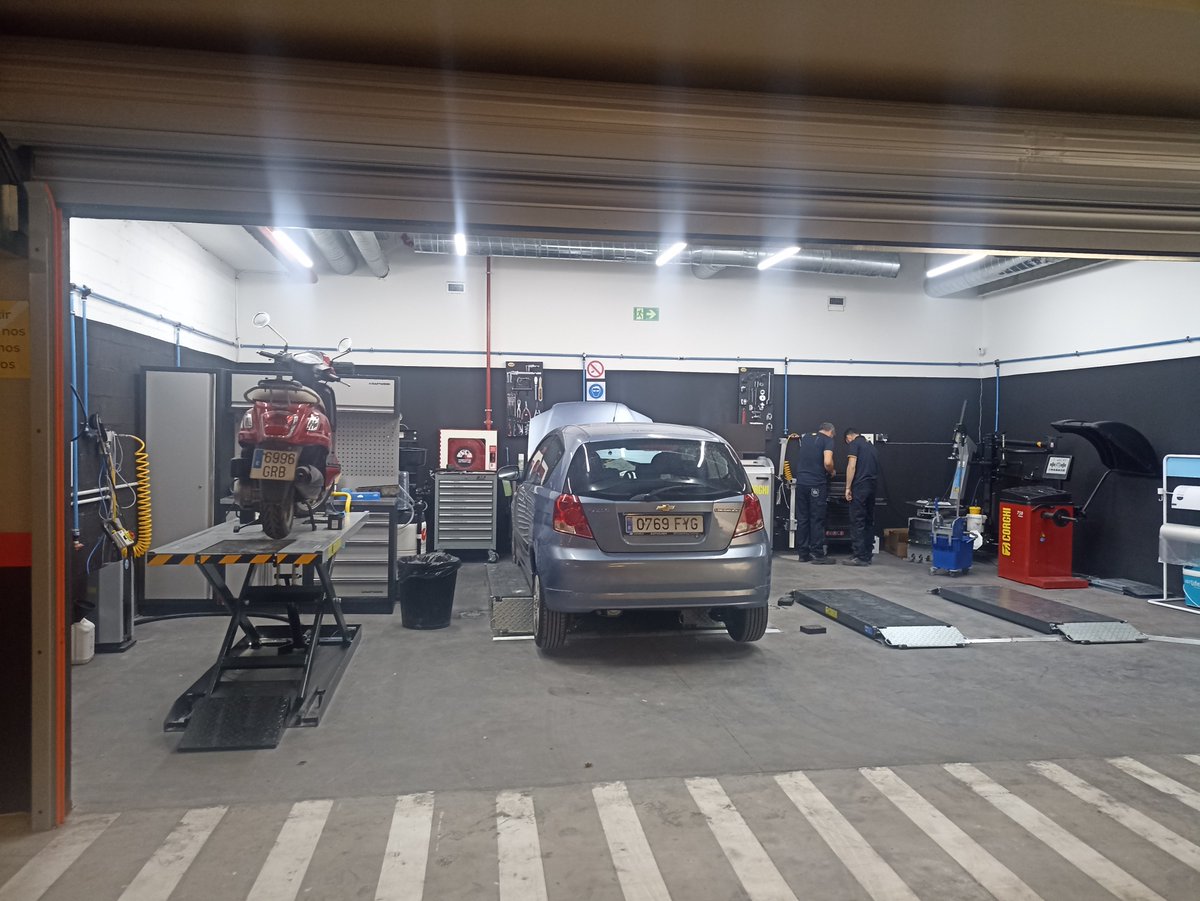 midas_es's tweet photo. ¡Tenemos nuevo #MidasCity! 💛
Este centro ubicado en el📍centro comercial Mirasierra Gallery, contará con mantenimiento y reparación de vehículos y motos de combustión, así como la posibilidad de alquilar y comprar vehículos #eléctricos como patinetes, bicicletas y motos 🛴🚲🛵 https://t.co/xHXWcE366z